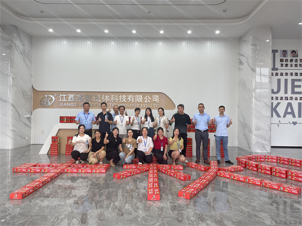 月亮拍了拍你說“中秋快樂呀”。